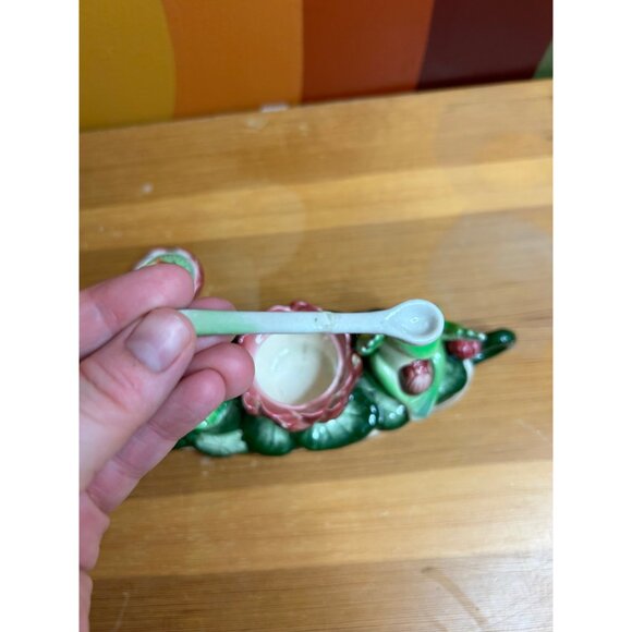 Vintage ceramic frogs on a lily pad salt and pepper shakers - small chips - Picture 5 of 10